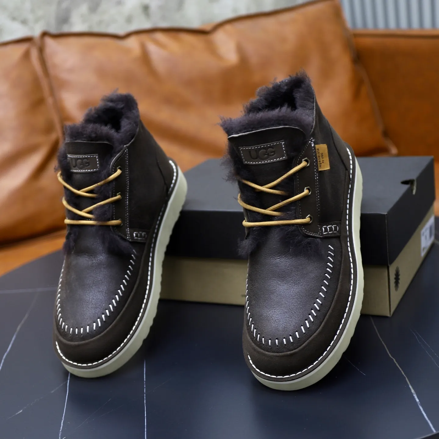 Ex-factory price: 620💰Thick wool imported from Australia Brand: UGG genuine purchase (fur integrated) Size: 39-44 (45 customized) Grade: Official website 1:1 Material: First layer of genuine leather waterproof and antifreeze upper Real wool lining Original non-slip and wear-resistant outsole Style category: Men's casual shoes Trendy style Comfortable on the feet Color: Official website color synchronization